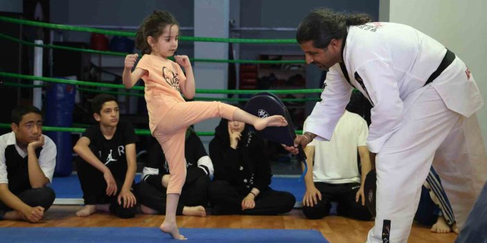 Çocukları kötü alışkanlıklardan uzak tutmak amacıyla ücretsiz eğitimler veriyor