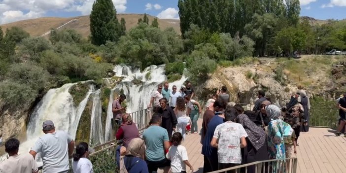 Van’ın Muradiye Şelalesi’nde hafta sonu yoğunluğu yaşandı