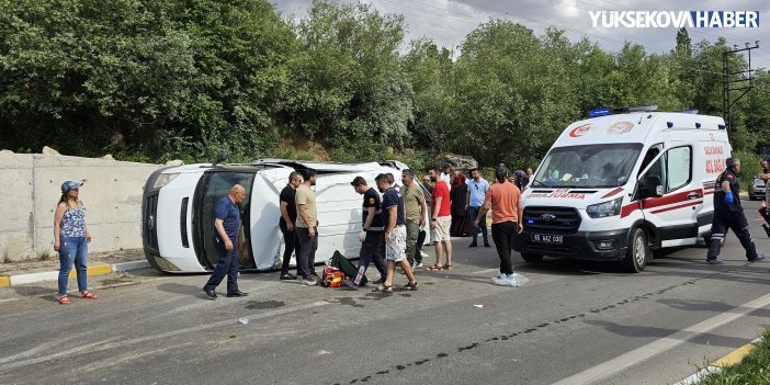 Van'da 10 kişiyi taşıyan minibüs karşı şeride uçtu