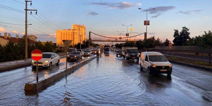 Diyarbakır’da sağanak yağış rögar tıkattı, yollarda araç trafiği oluştu