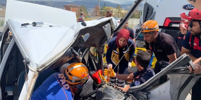 Hurdaya dönen otomobilde sıkışan kişi kurtarıldı