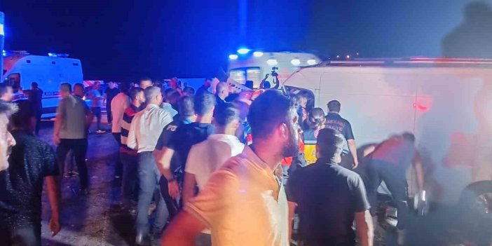 Hakkari’de tır ile minibüs çarpıştı: 4 kişi yaralandı