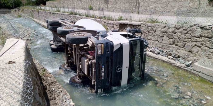 Beton mikseri su kanalına uçtu