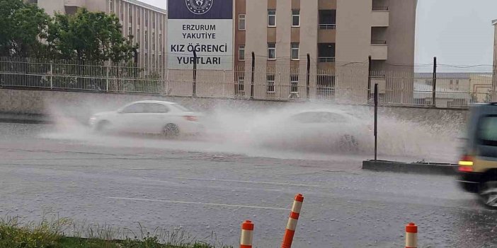 Erzurum’da sağanak yağış hayatı olumsuz etkiledi