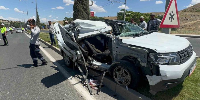 AKSA Fırat Elektrik Dağıtım Şirketine ait hafif ticari araç kontrolden çıkarak tırın altına girdi: 2 kişi yaralı