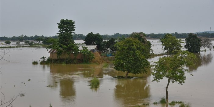Hindistan'da aşırı yağışların yol açtığı sellerde yaşamını kaybedenlerin sayısı 48'e yükseldi