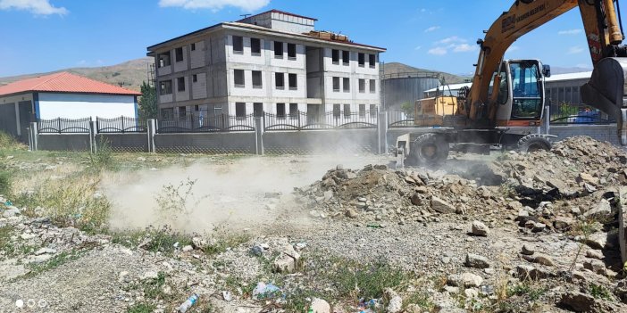 Yüksekova’da yol yapım çalışması