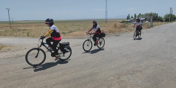 Kadın bisikletçiler, kuraklığa dikkat çekmek için Van Gölü’nün çevresinde pedal çevirdi