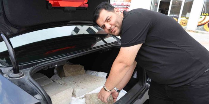 Elazığ'da milyonluk aracını taşla doldurdu