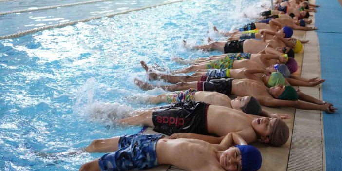 Sıcaktan bunalan gençler havuzlara akın ediyor