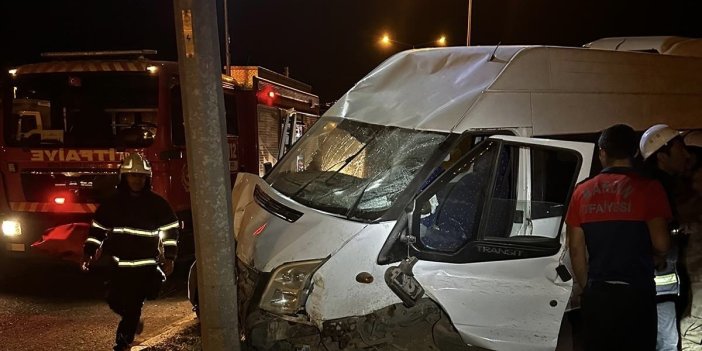 Mardin’de minibüs aydınlatma direğine çarptı: 1 kişi yaralandı