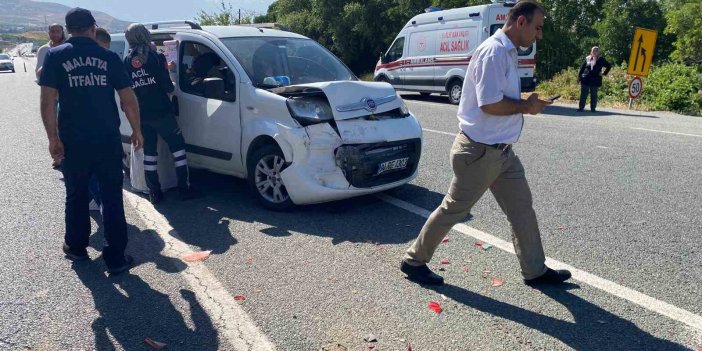 Hafif ticari araç ile otomobil çarpıştı: 1 kişi yaralandı