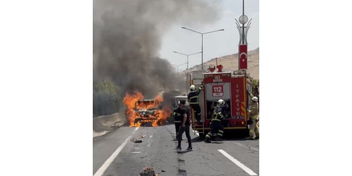 Mardin’de seyir halindeki ticari araç yandı