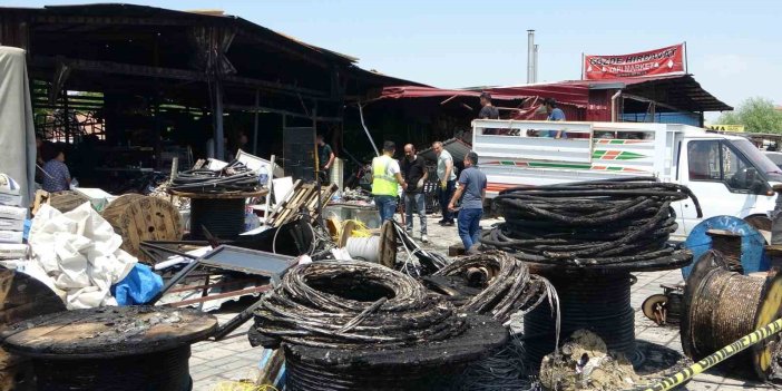 Malatya’da yangının vurduğu esnaf geriye kalan sağlam mallarını toplamaya çalışıyor