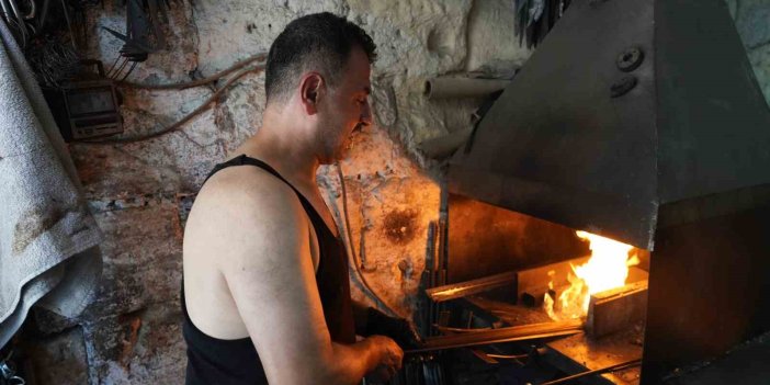 Gaziantep'te 100 derecelik ateşin karşısında demir dövüyor
