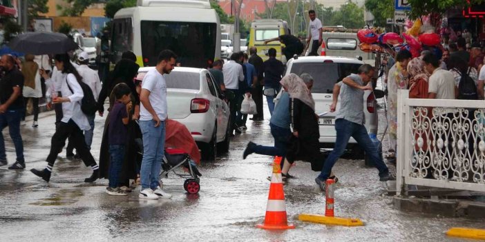 Van’da sağanak yağmur yurttaşları hazırlıksız yakaladı