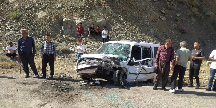 Yüksekova'ya gelmekte olan minibüs ile kamyonet çarpıştı: 13 yaralı