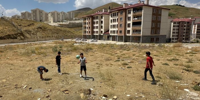 Diken ve taşların arasında futbol oynayan Yüksekovalı çocuklar saha istiyor