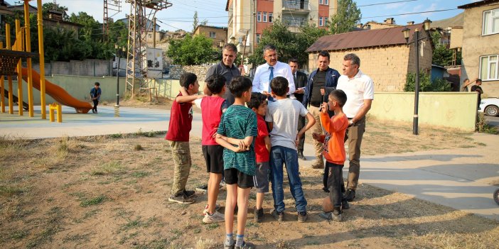 Vali Çelik, Yeni Mahalle'deki çocuk oyun parkını inceledi