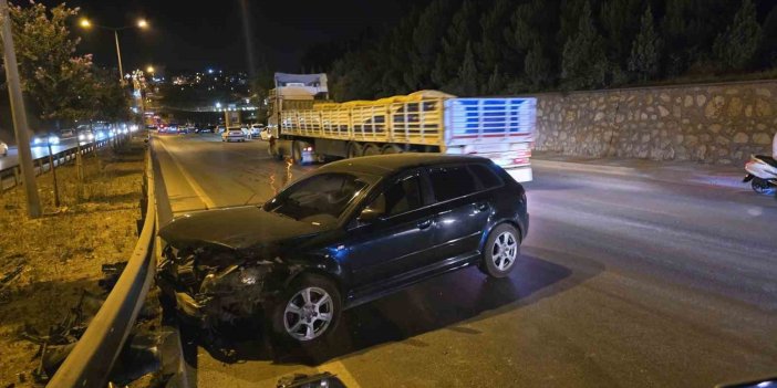 Adıyaman'da otomobil bariyerlere çarparak durabildi