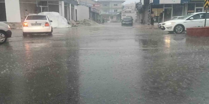 Erciş’te sağanak yağış etkili oldu