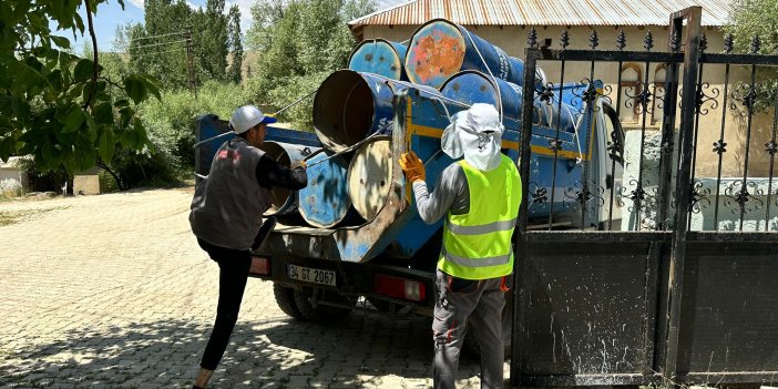 Yüksekova'da 11 mahalleye çöp konteynerleri dağıtıldı