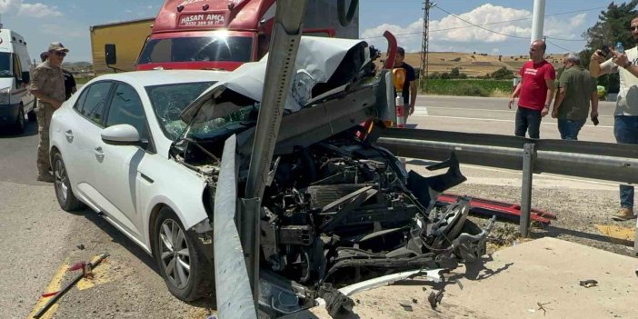 Elazığ’da otomobil bariyerlere saplandı: 4 kişi yaralandı