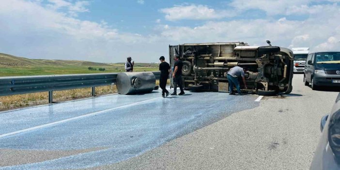 Süt toplama aracı devrildi, yüzlerce litre süt yola döküldü