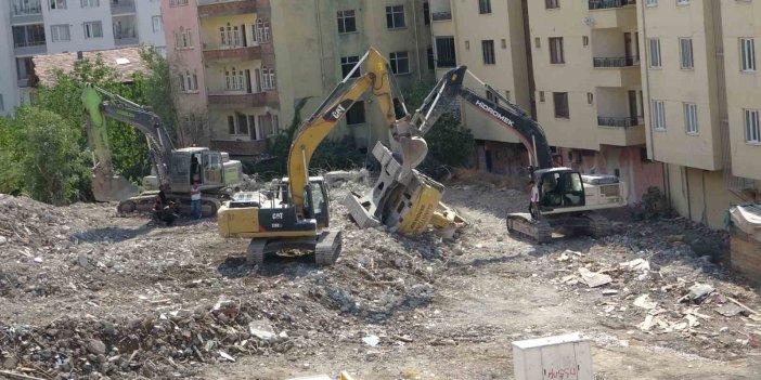 Malatya'da yıkım yapan iş makinası devrildi