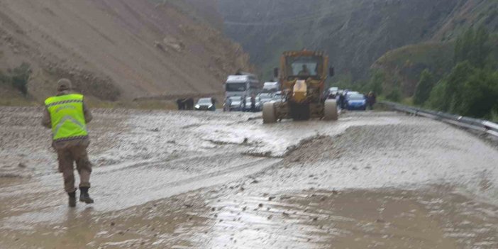 Erzurum-Artvin yolunda heyelan yaşandı