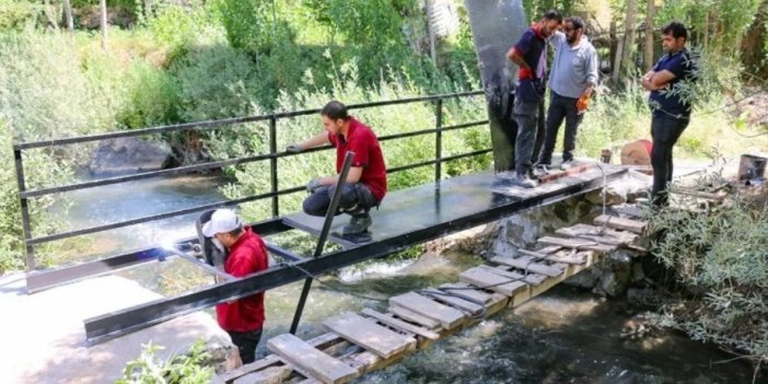 Bitlis’te tehlike arz eden tahta köprü yerine demir köprü kuruldu