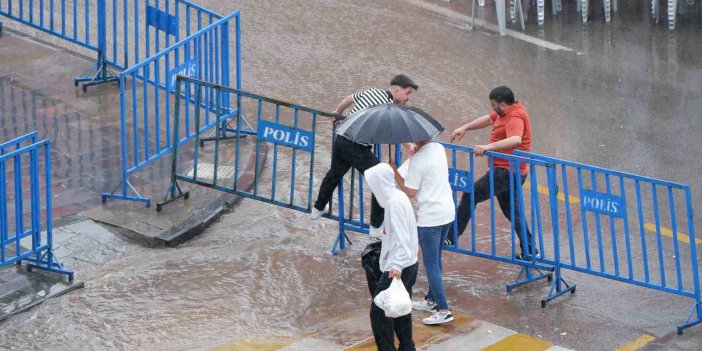 Erzurum’da vatandaşların yağmurla sınavı