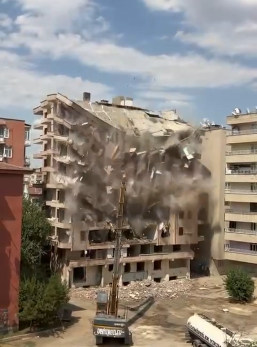 Diyarbakır’da ağır hasarlı bina  çöktü