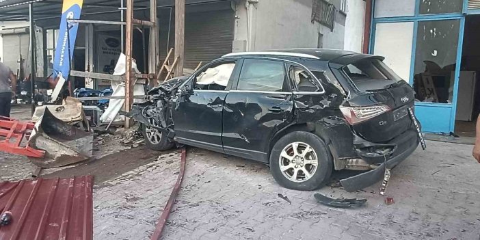 Malatya’da U dönüşü sırasında çarpışan iki araç traktöre çarptı: 4 kişi yaralandı