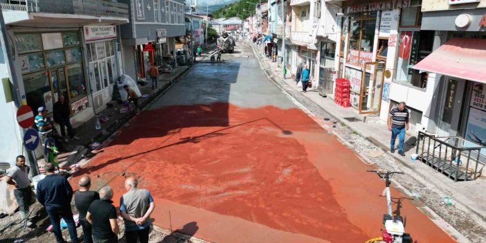 Posof’da altyapının ardından sıcak asfalt çalışması yürütülüyor