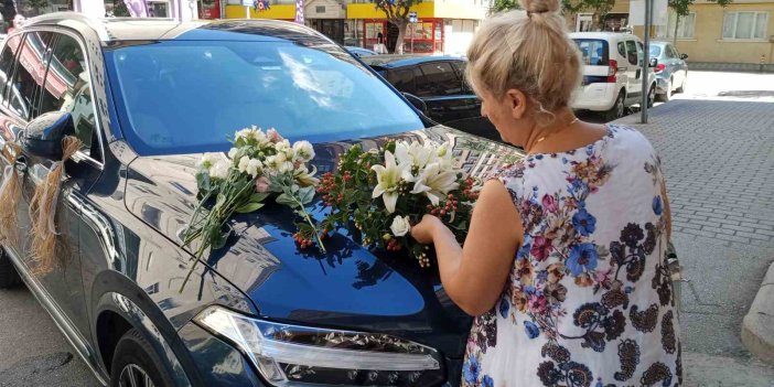 Erzincan'da düğün sezonuyla birlikte çiçekçilerde ‘gelin arabası’ yoğunluğu başladı