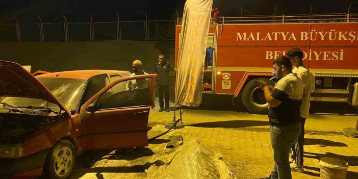 Malatya'da aniden alev alan araçtaki yangın söndürüldü