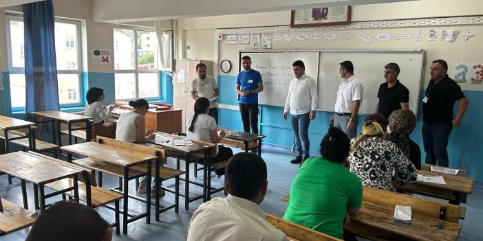 Hakkari İl Millî Eğitim Müdürü’nden Açık Öğretim Sınavları’nın yapıldığı okullara ziyaret