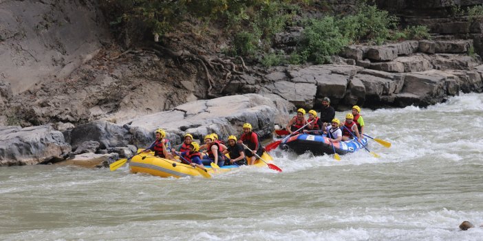 Çukurca Kaymakamı, Zap Suyu'nda rafting etkinliği düzenledi