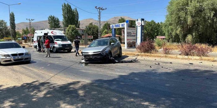 Malatya’da 2 otomobil çarpıştı: 3 kişi yaralandı