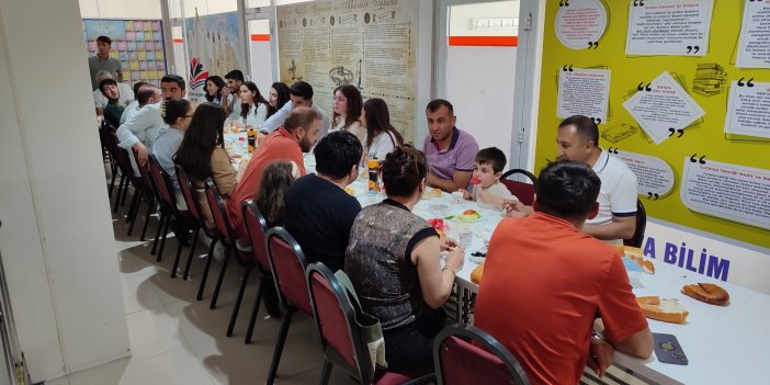Yüksekova’da YKS sınavında başarılı olan öğrencilere kahvaltı etkinliği