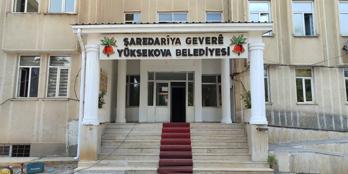 Yüksekova Belediyesi'ne Kürtçe tabela asıldı