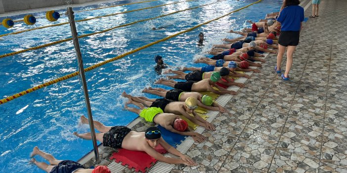 Yüksekova’da yüzme derslerine büyük ilgi: 600 öğrenci eğitim görüyor