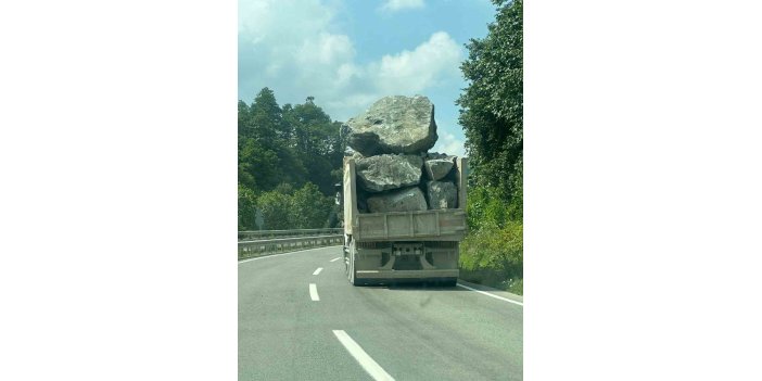 Erzurum'da dev kaya yüklü kamyonlar sürücüleri korkutuyor