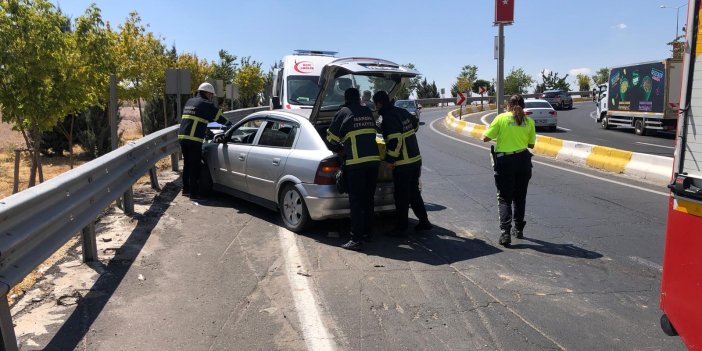 Mardin’de otomobil demir bariyerlere çarptı: 6 kişi yaralandı