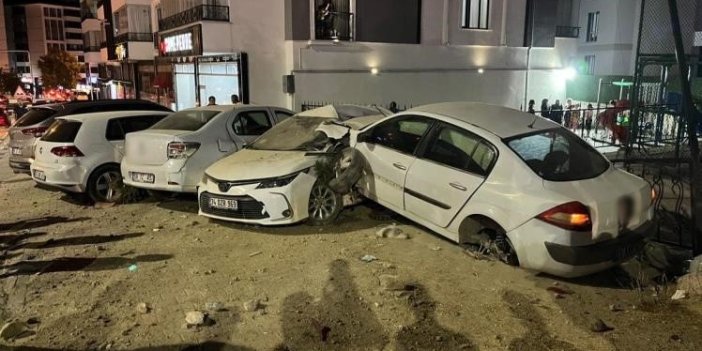 Elazığ’da kontrolden çıkan otomobil park halindeki araçlara çarptı