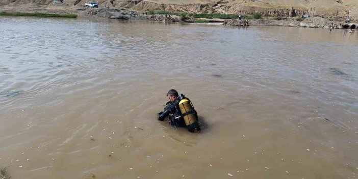 Serinlemek için Dicle Nehri’ne giren çocuk hayatını kaybetti