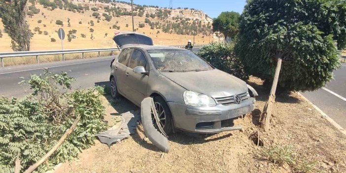 Sürücüsünün kontrolünden çıkan otomobil refüje çıktı: 1 yaralı