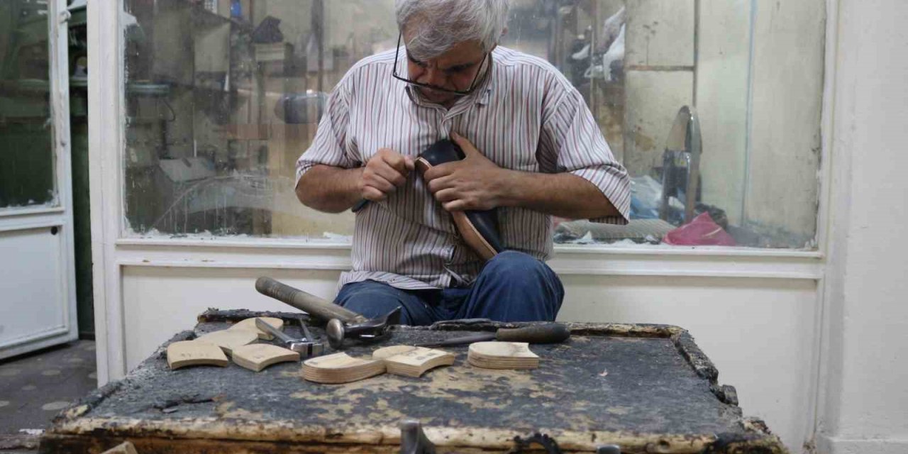 Yarım asırdır yöresel ayakkabı üretimi yapıyor
