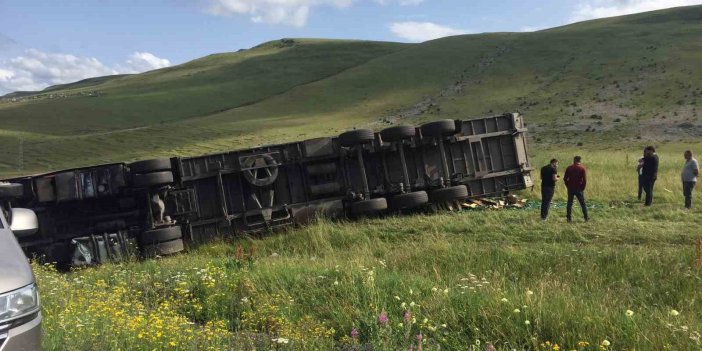 Ardahan’da tır devrildi: 1 kişi yaralandı